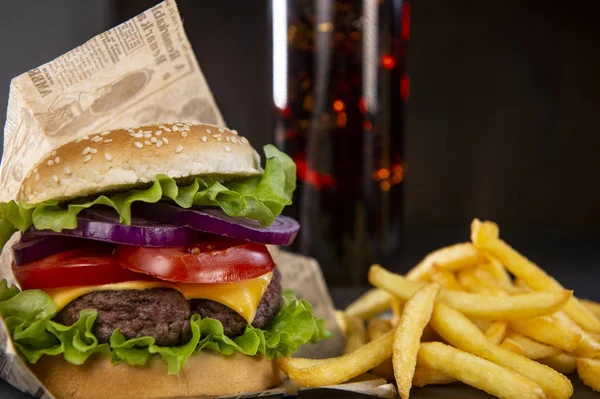 Burger Mit Pommes Schnitzel Mit Käse Und Tomaten Frankreich — Stockfoto