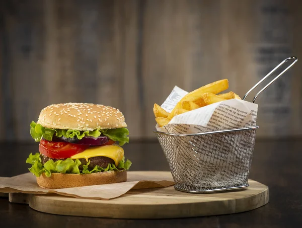 Burger Mit Pommes Schnitzel Mit Käse Und Tomaten Frankreich — Stockfoto