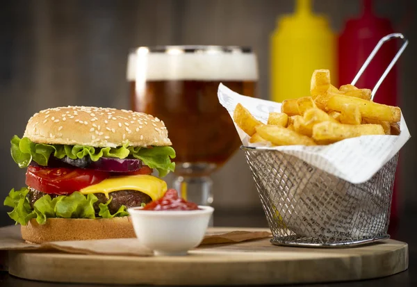 Burger mit Pommes Schnitzel mit Käse und Tomaten — Stockfoto