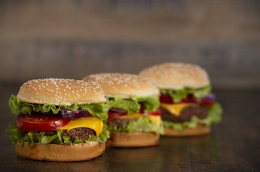 Peynirli ve domatesli patates kızartmalı hamburger.