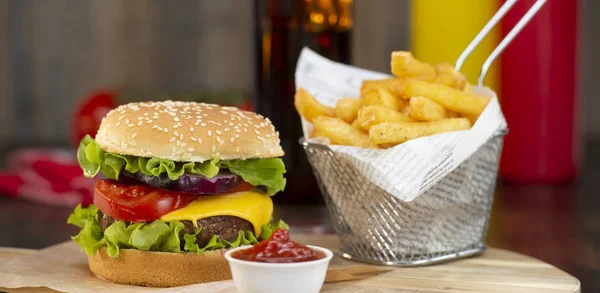 Burger mit Pommes Schnitzel mit Käse und Tomaten — Stockfoto