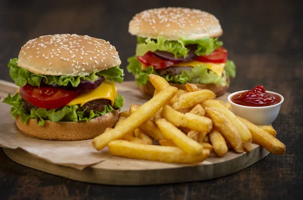 Burger mit Pommes Schnitzel mit Käse und Tomaten — Stockfoto