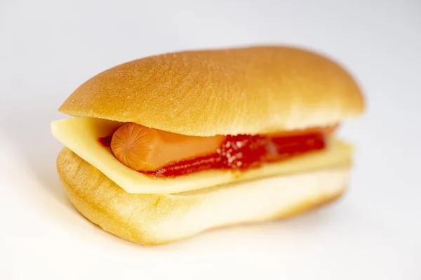 Hot dog z ketchupem i ser biały — Zdjęcie stockowe