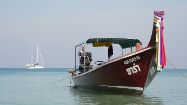 Tonsai strand baai met traditionele longtail boten, Thailand — Stockvideo