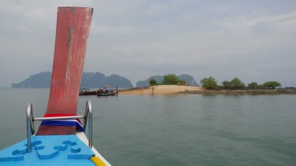 Tonsai strand baai met traditionele longtail boten, Thailand — Stockvideo