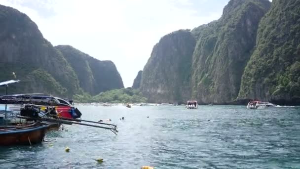 Tonsai Beach bay med traditionella longtail båtar, Thailand — Stockvideo