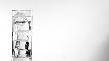 Su cam pikap buz küpleri ile