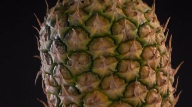 Taze ananas siyah arka plan üzerine, pikap iplik