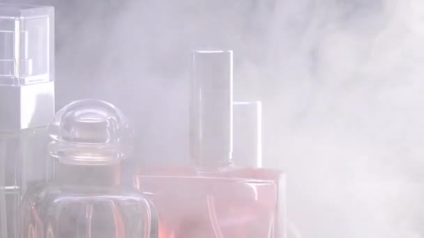 Mens, womens parfum in rook, vijf fles spray in rotatie — Stockvideo