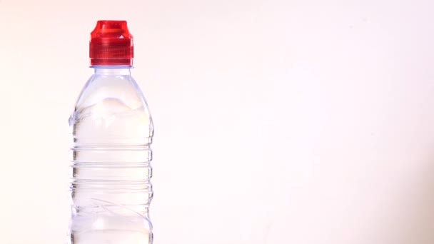 Бутылочная вода на вращающемся столе — стоковое видео