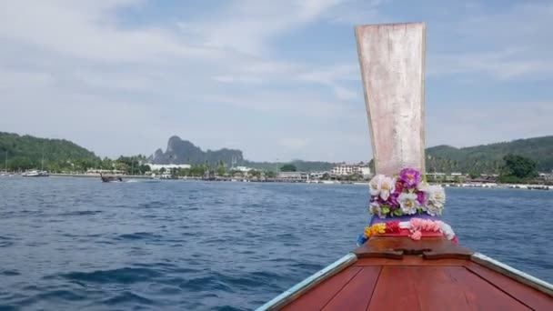 Tonsai Beach Körfezi ile geleneksel longtail tekneler, Tayland — Stok video