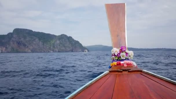 通赛海滩海湾与传统的长尾船停放在皮皮岛 甲米府 安达曼海 — 图库视频影像