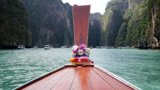 通赛海滩海湾与传统长尾船, 泰国 — 图库视频影像