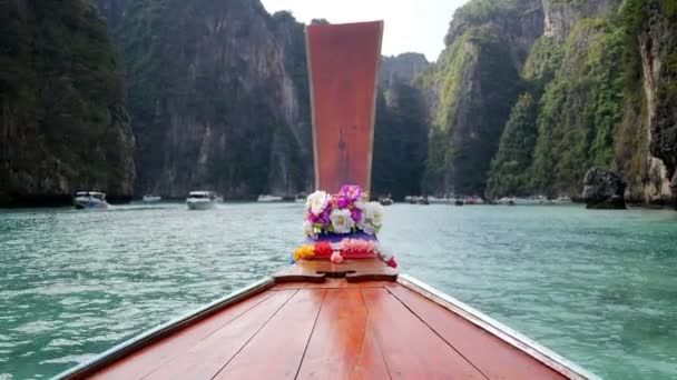 Bahía de Tonsai Beach con barcos de cola larga tradicionales, Tailandia — Vídeo de stock