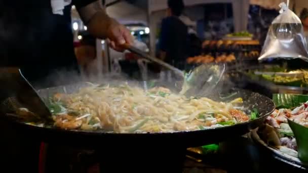 タイの男は夜の食べ物で料理屋台島パンガン島, タイの市場 — ストック動画