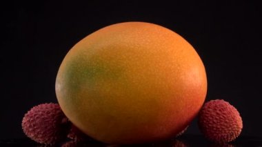 Taze sarı mango meyve ve lychee solated üzerinde siyah arka planlar, pikap, Fransa