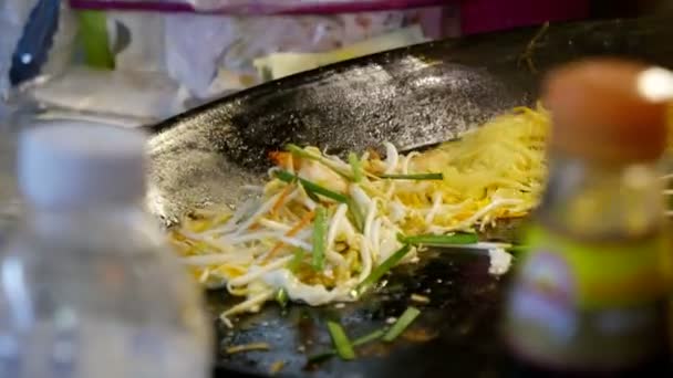 Street food thai man is cooking at night food market in island Koh Phangan, Thailand — Stock Video