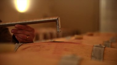 Bir varil mahzeni şarap decanting