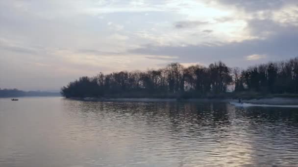 Рыбацкие лодки на реке — стоковое видео