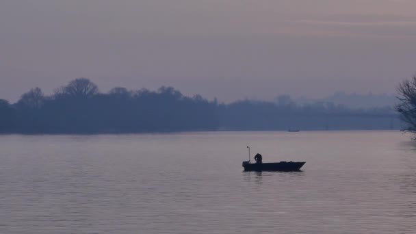 Barco de pesca en el río — Vídeo de stock