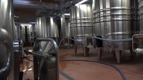 Ряды современных резервуаров из нержавеющей стали на заводе виноделов — стоковое видео