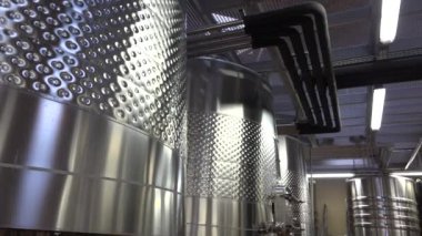 Winemaker fabrika modern paslanmaz çelik tanklarda satırları