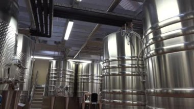 Winemaker fabrika modern paslanmaz çelik tanklarda satırları
