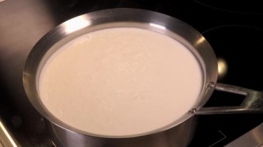 Doğal organik süt yemek, süt taşan tencere, yaklaşık taşması için süt süt kaynatın