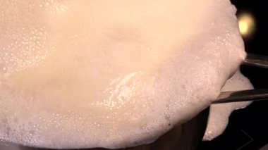 Doğal organik süt yemek, süt taşan tencere, yaklaşık taşması için süt süt kaynatın