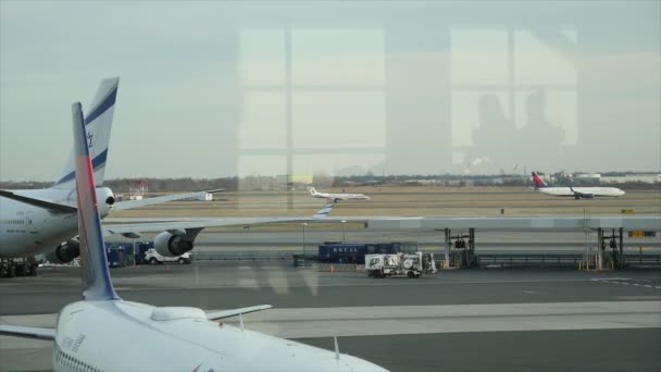 New York, Usa, januari 2019: voorbereidingen voor het opstijgen vanaf de luchthaven Jfk — Stockvideo