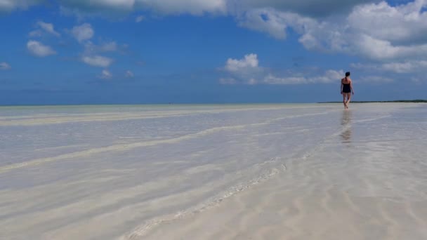 Praia de areia bonita, Holbox, México — Vídeo de Stock