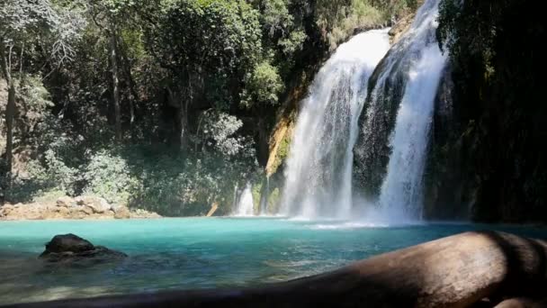 Blick aus der Vogelperspektive auf den Misol-ha-Wasserfall in Chiapas — Stockvideo