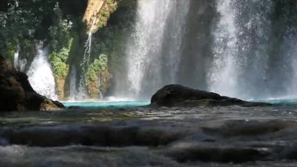 Вид с высоты птичьего полета на водопад Мисол-ха в Чьяпасе — стоковое видео