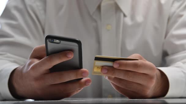 Muž online bankovnictví pomocí Smartphone nakupování Online s kreditní kartou — Stock video
