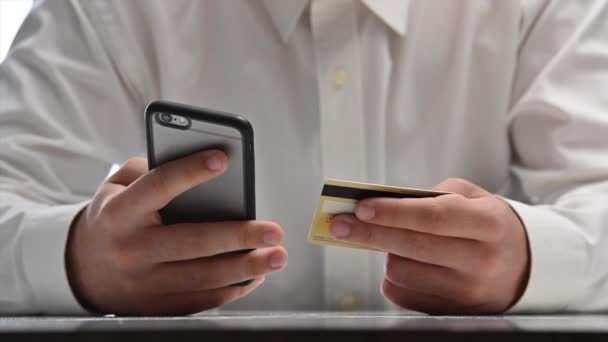 Man Online Banking Χρησιμοποιώντας Smartphone Αγορές Online Με Πιστωτική Κάρτα — Αρχείο Βίντεο