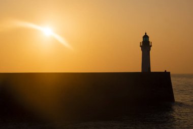 Saint Valery limanının girişinde uçurum ve deniz feneri