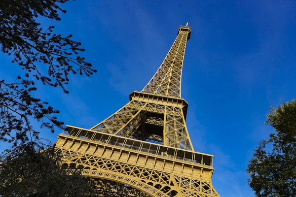 Torre Eiffel en el cielo azul París — Foto de Stock