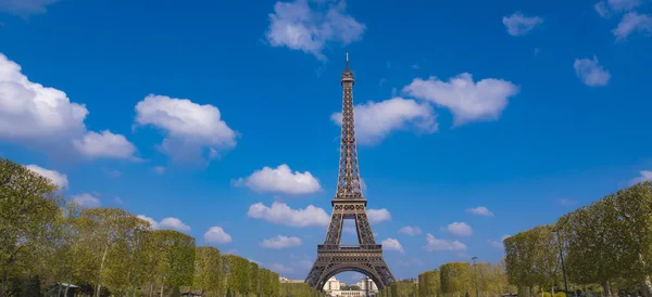 Torre Eiffel y cielo nublado, París — Foto de Stock