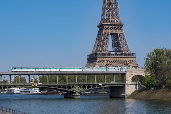 Metropolitana di Parigi che attraversa Pont de Bir-Hakeim e la Torre Eiffel — Foto Stock