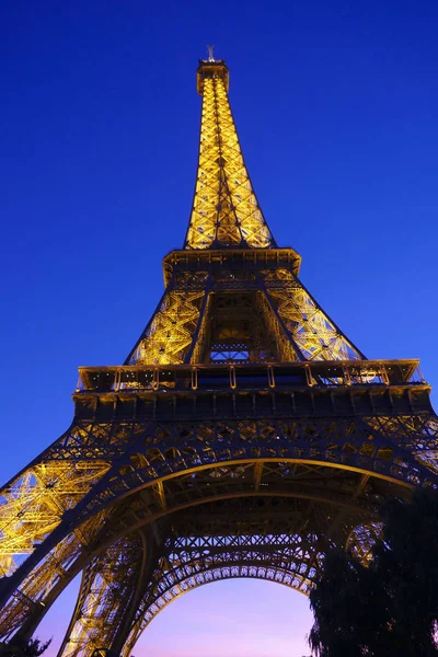ライトアップされたエッフェル塔、パリの夜 — ストック写真