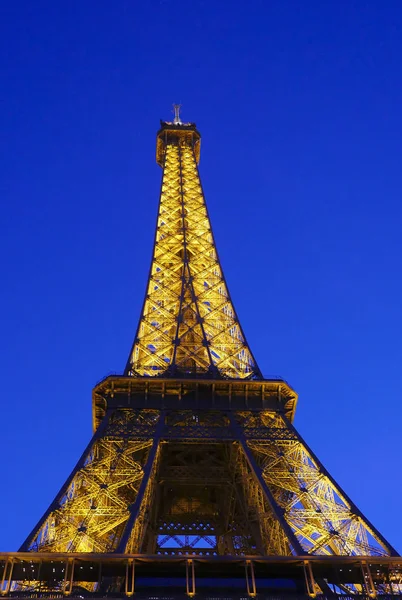 Иллюминированная Эйфелева башня ночью, Париж — стоковое фото