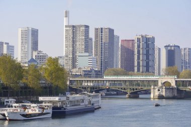Paris'te Seine yakınlarındaki Quai de Bercy binalar