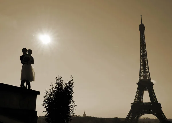 Casal de jovens chineses casados em frente à torre Eiffel em — Fotografia de Stock