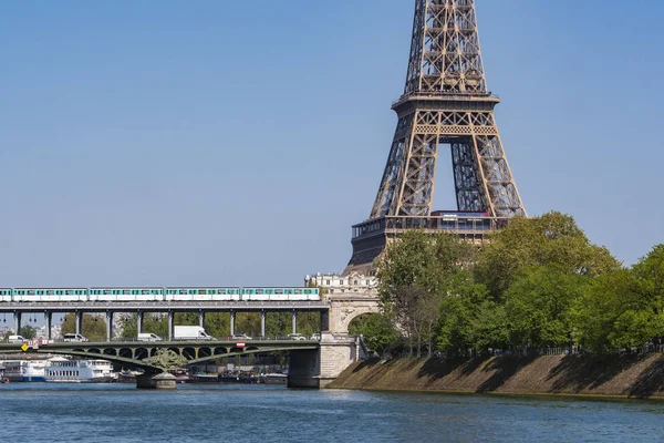 Parijs Metro Crossing Pont de Bir-Hakeim en Eiffel toren — Stockfoto