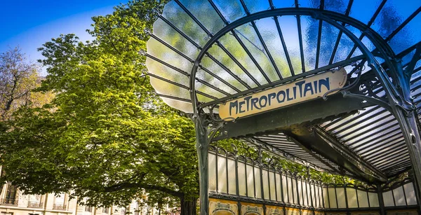 París, Francia, 12 de abril de 2019: Entrada de metro construida un siglo a —  Fotos de Stock