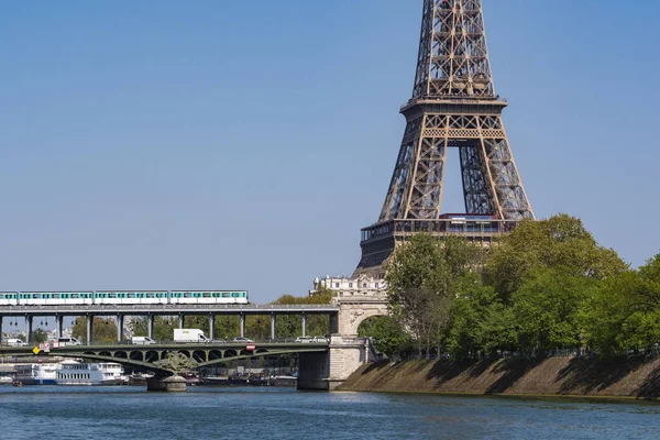 Parijs Metro Crossing Pont de Bir-Hakeim en Eiffel toren — Stockfoto