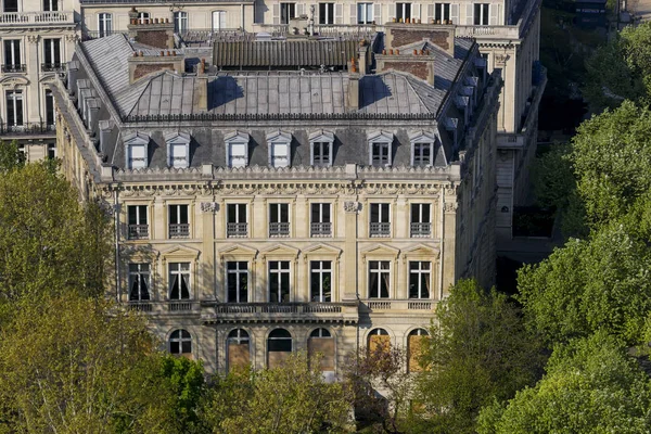Париж, Франція, красива будівля навесні — стокове фото