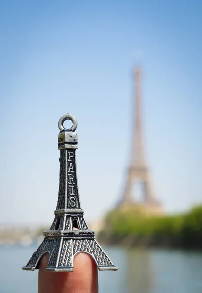 Souvenirs vom Eiffelturm in Paris — Stockfoto