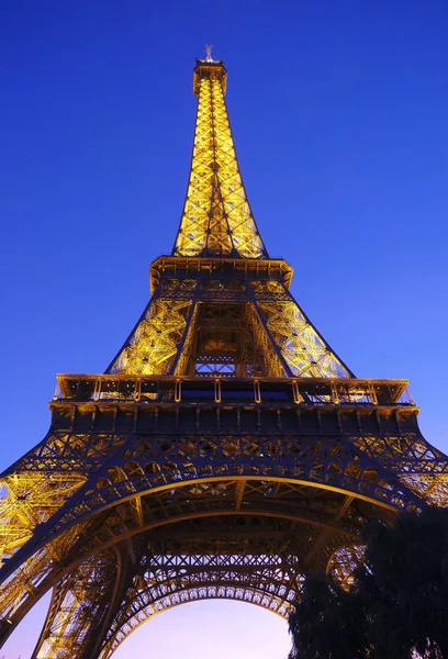 Illuminated Eiffel Tower at night, Paris — Stock Photo, Image