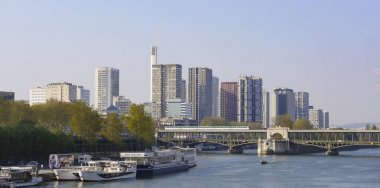 Paris'te Seine yakınlarındaki Quai de Bercy binalar